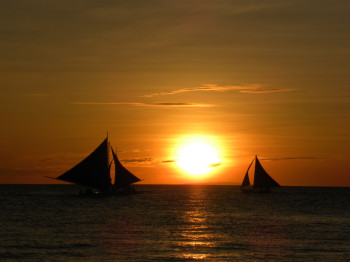 sunset-sailboats